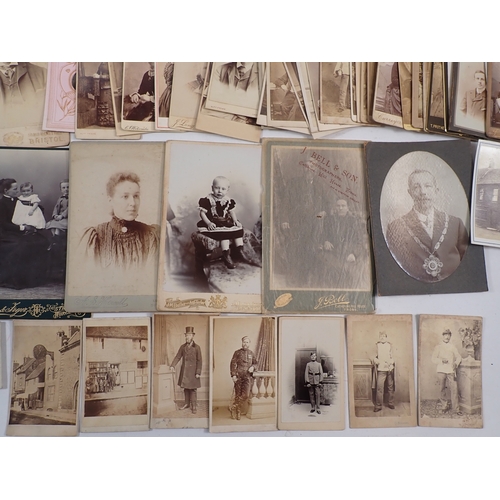 607 - A box of Victorian and later cabinet photographs and carte de visite