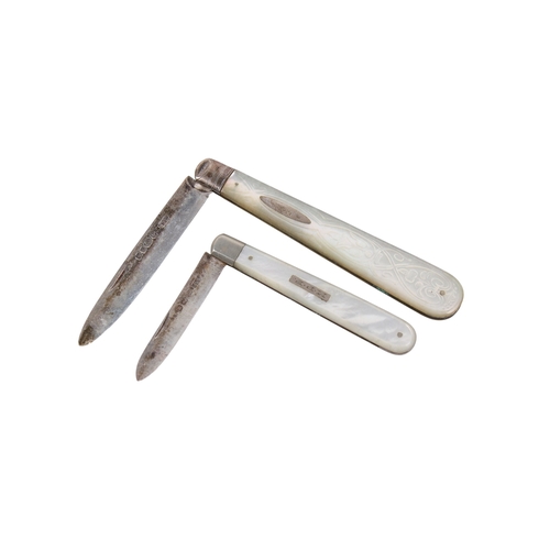 11 - An assortment of Victorian and later silver and white metal collectables, comprising two fruit knive... 