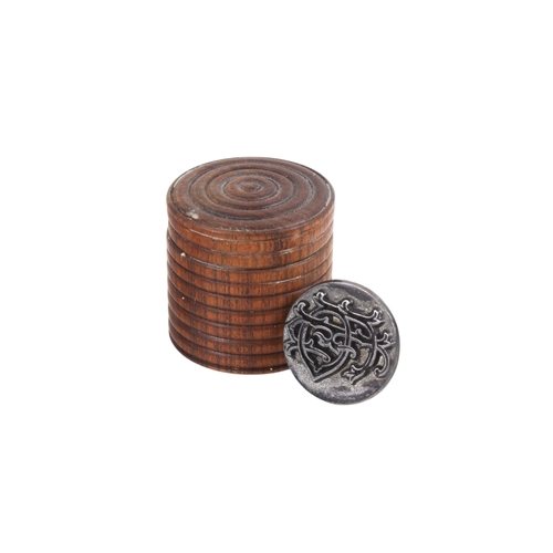 225 - A small group of silver and other collectables. Including a pair of silver cufflinks, a silver bar b... 