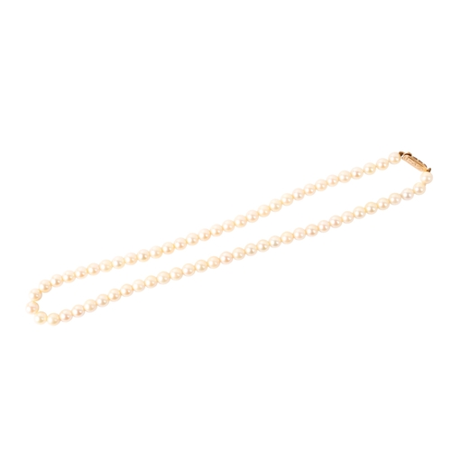 253 - A cultured pearl necklace. With a hallmarked 9ct gold clasp, the pearls circa 6mm-6.5mm diameter, to... 