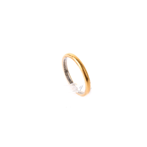 290 - A Parsons yellow metal and platinum wedding band. Having a yellow metal interior and white metal int... 
