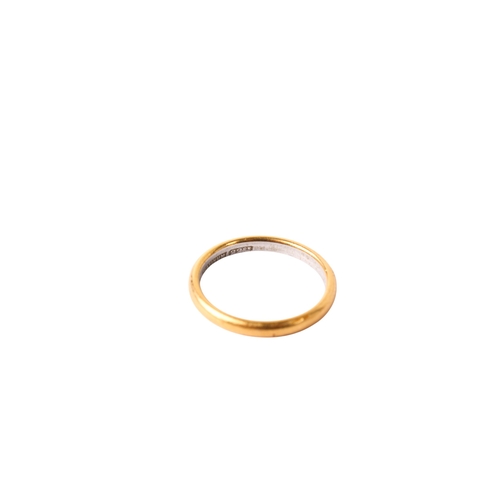 290 - A Parsons yellow metal and platinum wedding band. Having a yellow metal interior and white metal int... 