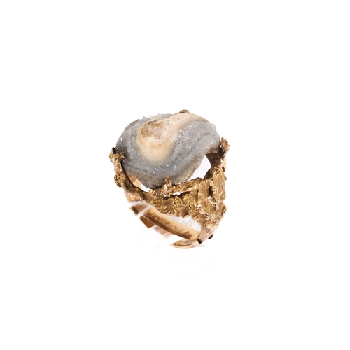 111 - A yellow metal druzy quartz geode ring. The natural stone in a Brutalist style setting, circa 2cm x ... 