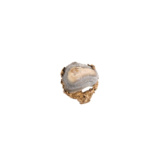 111 - A yellow metal druzy quartz geode ring. The natural stone in a Brutalist style setting, circa 2cm x ... 