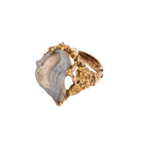 111 - A yellow metal druzy quartz geode ring. The natural stone in a Brutalist style setting, circa 2cm x ... 