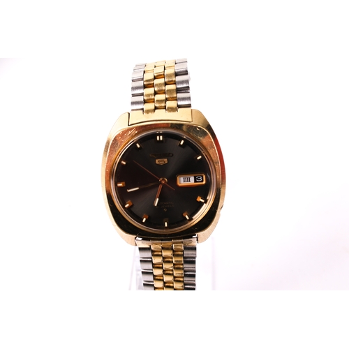 388 - A gentleman's Seiko wristwatch. The grey dial with gilt baton hour markers with a date aperture, in ... 