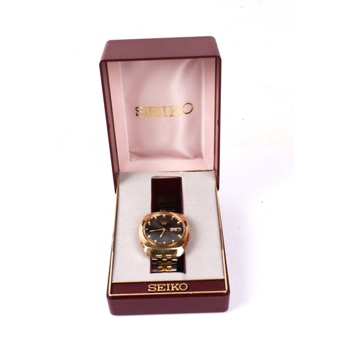 388 - A gentleman's Seiko wristwatch. The grey dial with gilt baton hour markers with a date aperture, in ... 