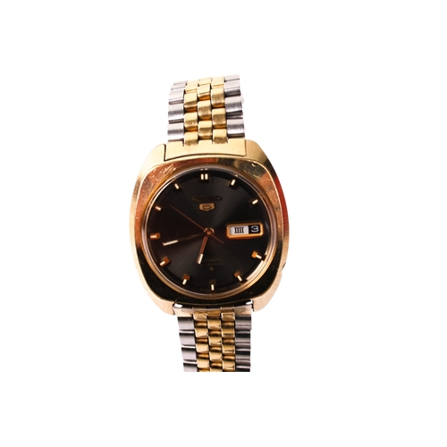 388 - A gentleman's Seiko wristwatch. The grey dial with gilt baton hour markers with a date aperture, in ... 