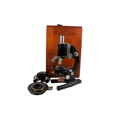 302 - A Carl Zeiss Jena microscope. Number 233202, in a wooden box.