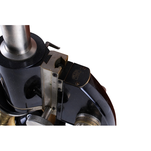 302 - A Carl Zeiss Jena microscope. Number 233202, in a wooden box.