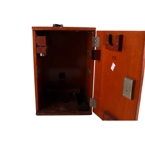 302 - A Carl Zeiss Jena microscope. Number 233202, in a wooden box.