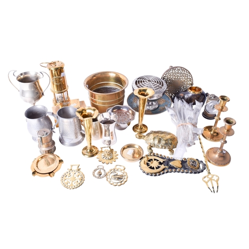 116 - A collection of assorted vintage brass and metalware. Including a brass trumpet vase, a brass oil la... 