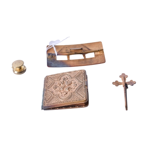 33 - A small group of yellow metal jewellery and collectables. Comprising a gold nugget tie pin, this gro... 