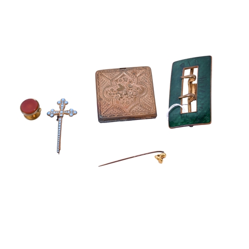 33 - A small group of yellow metal jewellery and collectables. Comprising a gold nugget tie pin, this gro... 