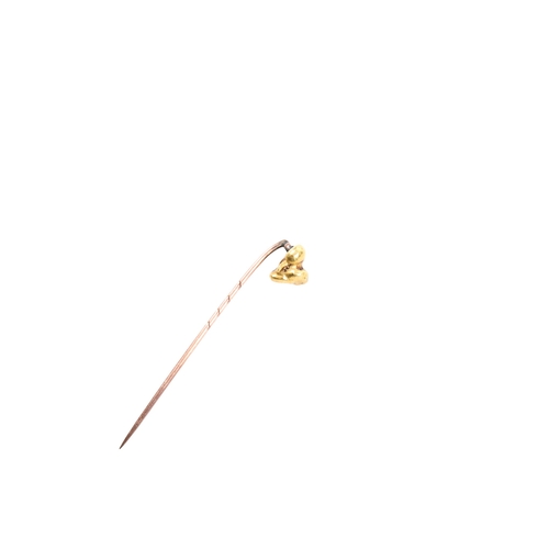 33 - A small group of yellow metal jewellery and collectables. Comprising a gold nugget tie pin, this gro... 