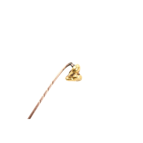 33 - A small group of yellow metal jewellery and collectables. Comprising a gold nugget tie pin, this gro... 