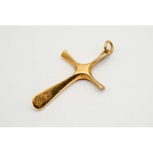 172 - A 15ct gold propeller form cross pendant. Of elegant form, engraved 15ct to the two short ends, and ... 