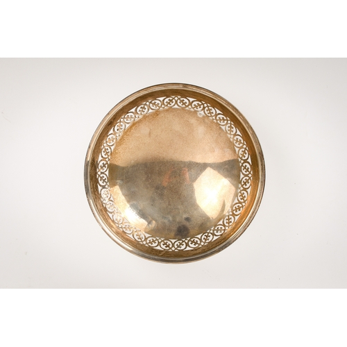 5 - An early 20th century silver dish. Decorated with a pierced band of crossed circles, raised on a spr... 