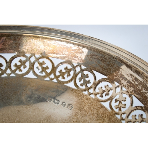 5 - An early 20th century silver dish. Decorated with a pierced band of crossed circles, raised on a spr... 