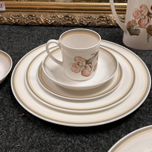 263 - Large Susie Cooper dinner service including tea pot, dinner plates, cups and sauces