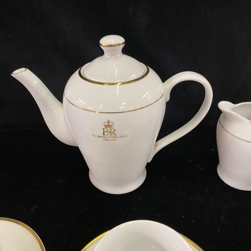 189O - The Queen's Golden Jubilee Celebration 1952 - 2002 tea set - 19 pieces