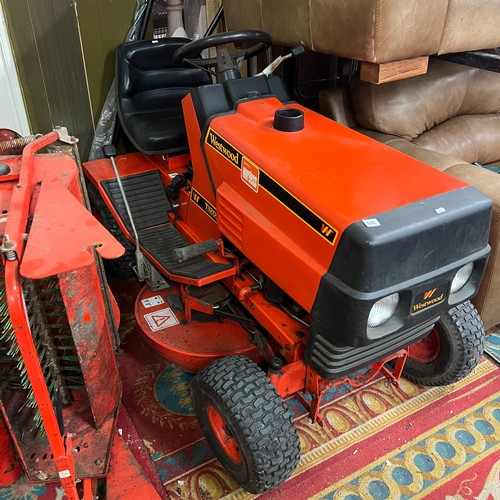 400 - Westwood TI200 12 H.P./Electric start tractor with grass cutter deck, grass collector and grass bag ... 