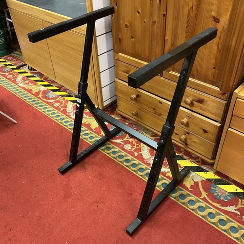 18 - Adjustable desk