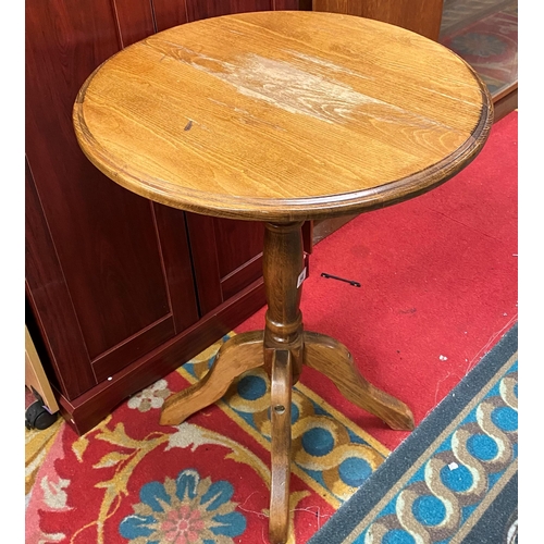 54 - Oak centre pedestal side table