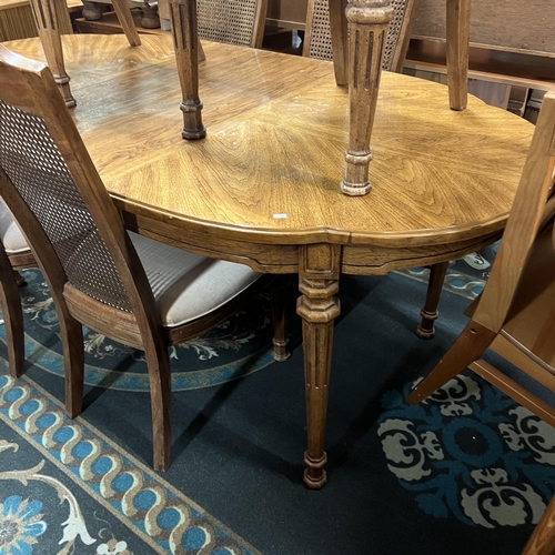 15 - American oak dining table with four bergere dinners and two matching carvers - complete with extendi... 