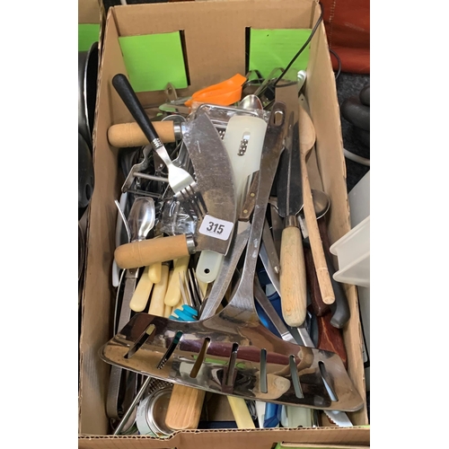 315 - Large selection of kitchen utensils
