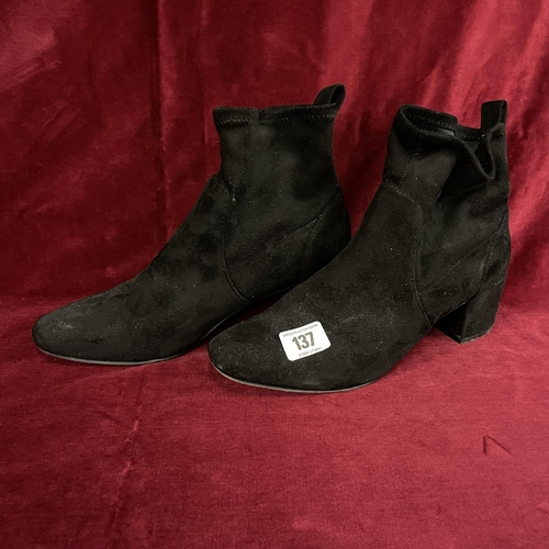 137 - PAIR OF LADIES SUEDE STYLE ANKLE BOOTS SIZE 5 BY PAPAYA