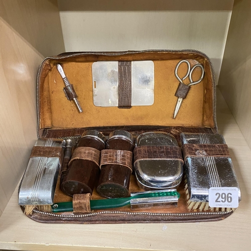 296 - GENTLEMANS TRAVEL GROOMING SET