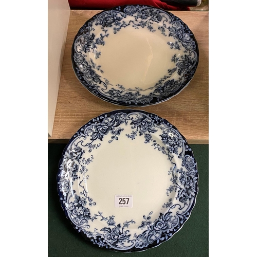 257 - FIVE VINTAGE CHATSWORTH LATE MAYERS DEEP PLATES IN DARK BLUE & WHITE