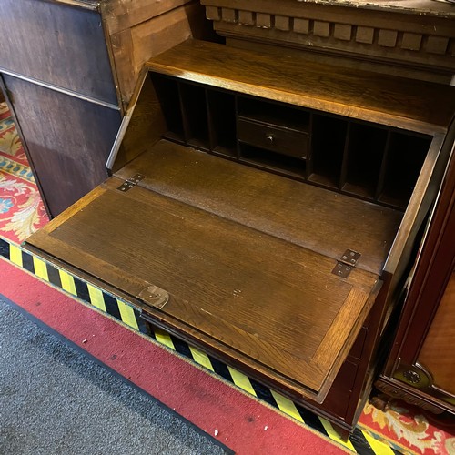 33 - JAYCEE SOLID OAK BUREAU WITH KEY