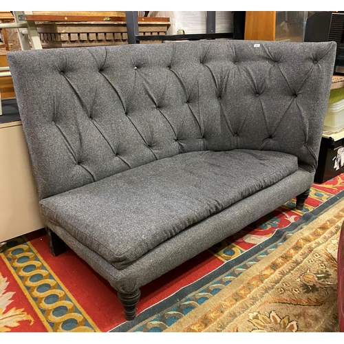 42 - BUTTON BACK CORNER SEAT