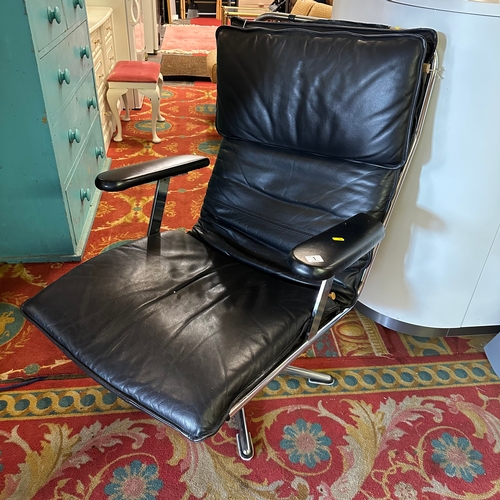 1 - VINTAGE 1960s LOUNGE CHAIR ON CHROME PEDESTAL BASE