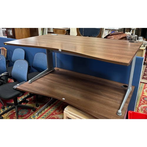 52 - ERGONOMIC OFFICE DESK