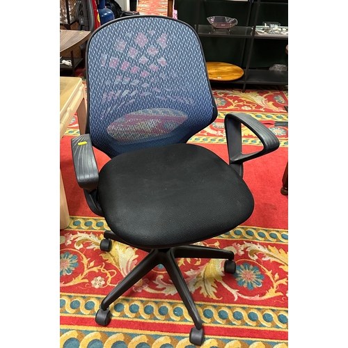 56 - ERGONOMIC ADJUSTABLE OFFICE CHAIR