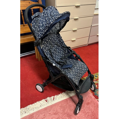 107 - LIGHTWEIGHT FOLDING PRAM