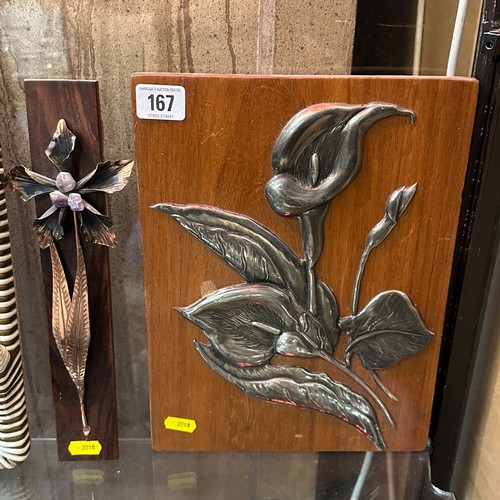 167 - WOODEN PLAQUE WITH METAL ORCHID IN RELIEF AND A PLAQUE IN WOOD AND COPPER BY ARTES MICHI