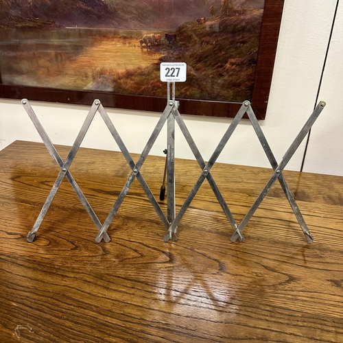 227 - METAL MUSIC STAND