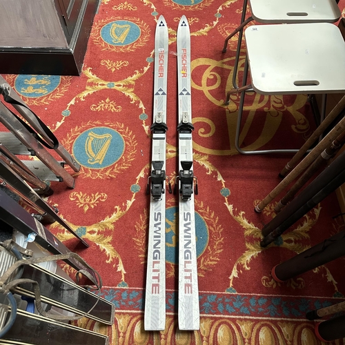 277 - SKIS