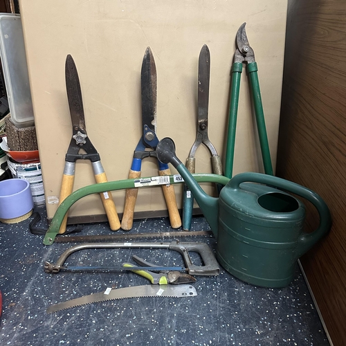 453 - SELECTION OF GARDEN TOOLS