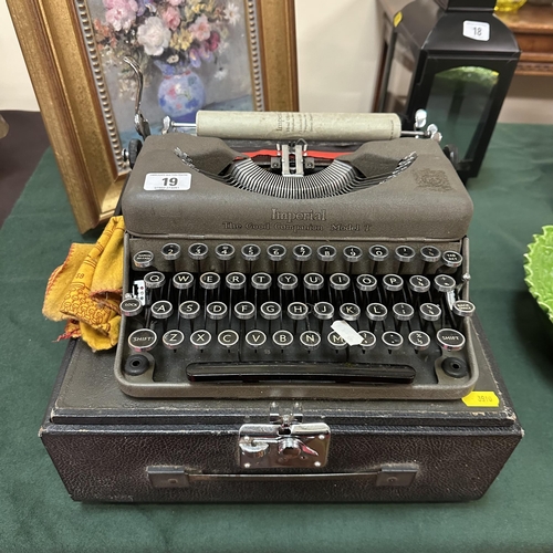 19 - IMPERIAL “THE GOOD COMPANION,” MODEL T TYPEWRITER