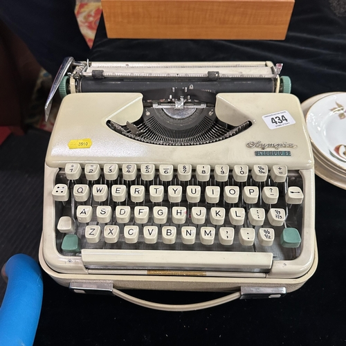 434 - VINTAGE OLYMPIA SPLENDID 33 TYPE WRITER