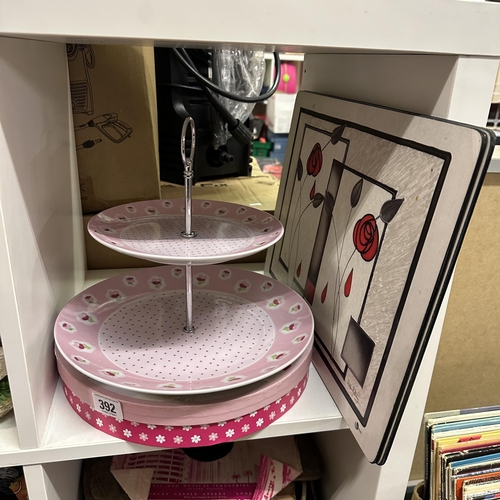 392 - BRAND NEW IN BOX TWO TIER CAKE STAND AND THREE LARGE LIFESTYLE PLACE MATS BY DEBBIE HALLIDAY