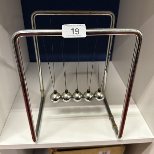 19 - VINTAGE NEWTONS CRADLE