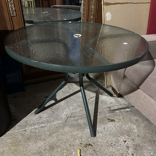 617 - GARDEN TABLE