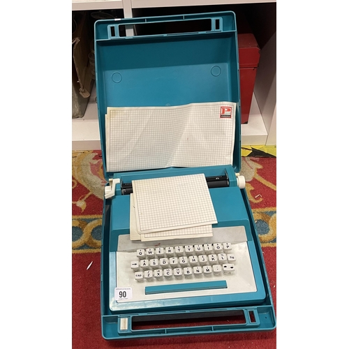 90 - PETITE INTERNATIONAL TYPEWRITER