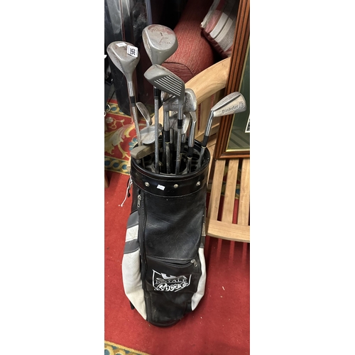 585 - GOLF CLUBS IN GOLF BAG